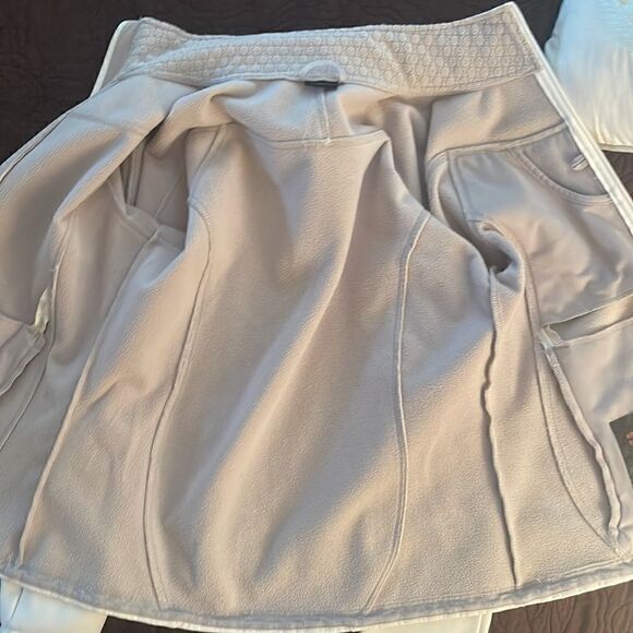 Avia zip up jacket.  Size small.  Lightweight and sporty. - Picture 6 of 6